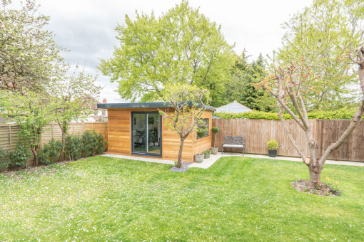 Garden office and gym clad in cedar