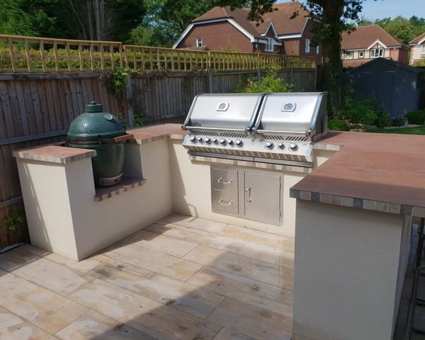 porcelain paving used in outdoor kitchen design
